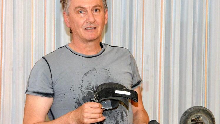 Robert Keß stellte die neue Ganzkörpersportart "Skiken" - eine Art "Sommerlanglauf auf luftgefederten Rollen" - bei der Jahreshauptversammlung vor.  Foto: Peter Rauch