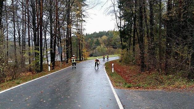 Die Straße bei Hohenschwärz war überflutet und musste anschließend von der Feuerwehr gereinigt werden. Foto Heiko Hofmann/Feuerwehr Thuisbrunn