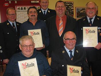 Ehrungen standen bei der Schönderlinger Feuerwehr  an (hinten, von links): Volker Wießner, Erwin Hahn, Marco Knüttel, Bürgermeister Bernold Martin, Oskar Gerlach sowie (vorne, sitzend): Herbert Beck und  Reinhold Wießner. Foto: Beatrix Lieb