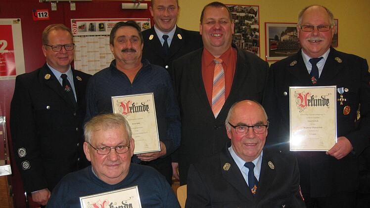 Ehrungen standen bei der Schönderlinger Feuerwehr  an (hinten, von links): Volker Wießner, Erwin Hahn, Marco Knüttel, Bürgermeister Bernold Martin, Oskar Gerlach sowie (vorne, sitzend): Herbert Beck und  Reinhold Wießner. Foto: Beatrix Lieb