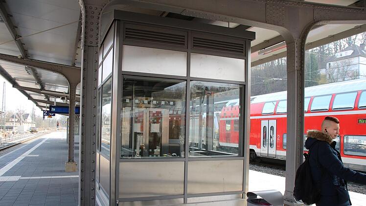 Unbefriedigend aus Coburger Sicht: Die Fahrstühle zu den Bahnsteigen sind noch nicht in Betrieb.  Foto: Simone Bastian