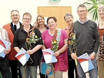 Wolfram Heinlein, Erwin Köppendörfer, Christine Pölloth, Ingrid Brendel und Gaby Lorenz (hinten v. l.) ehrten Elmar Seitz, Michaela Stumptner, Jutta Schnabl, Andreas Krome und Jörg Seitz (vorne v. l.). Foto: Sänger