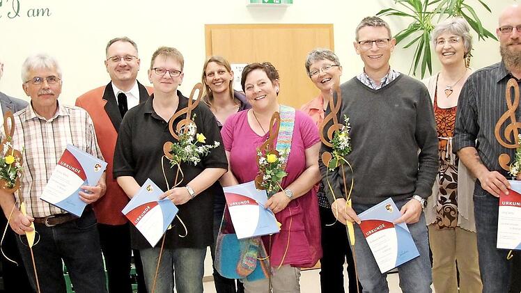 Wolfram Heinlein, Erwin Köppendörfer, Christine Pölloth, Ingrid Brendel und Gaby Lorenz (hinten v. l.) ehrten Elmar Seitz, Michaela Stumptner, Jutta Schnabl, Andreas Krome und Jörg Seitz (vorne v. l.). Foto: Sänger