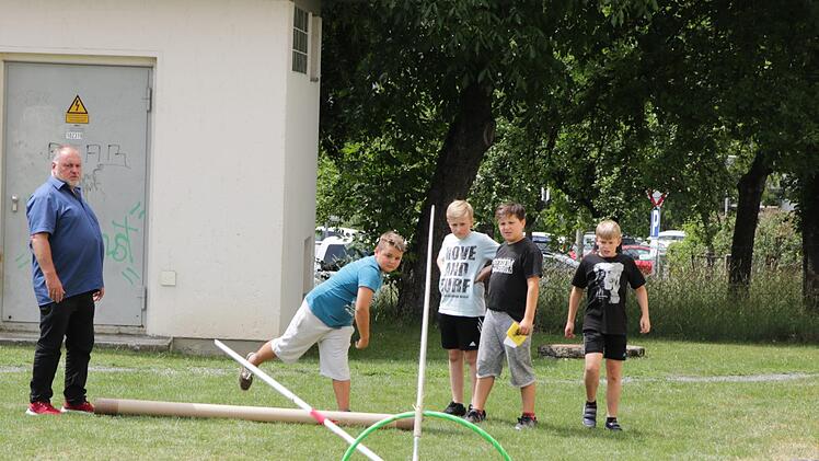 Wer trifft mit dem Speer in den Ring? Foto: Klaus Klaschka