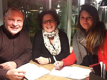 Curd Blank mit seinen Fraktionskolleginnen Sandra Wüstner und Sarah Litz (von links): "Das Rathaus braucht dringend mehr Personal."  Foto: bp