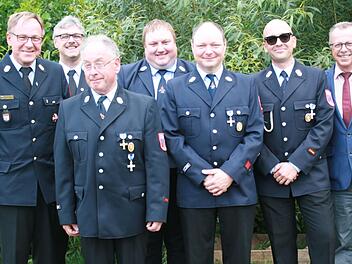 Stellvertretender Landrat Emil Müller (rechts), Kreisbrandrat Benno Metz (von links) und Kreisbrandinspektor Marco Brust gratulierten Helmut Emmert, Dirk Heinle, Sven Roth und Achim Kohlhepp. Gabriele Sell