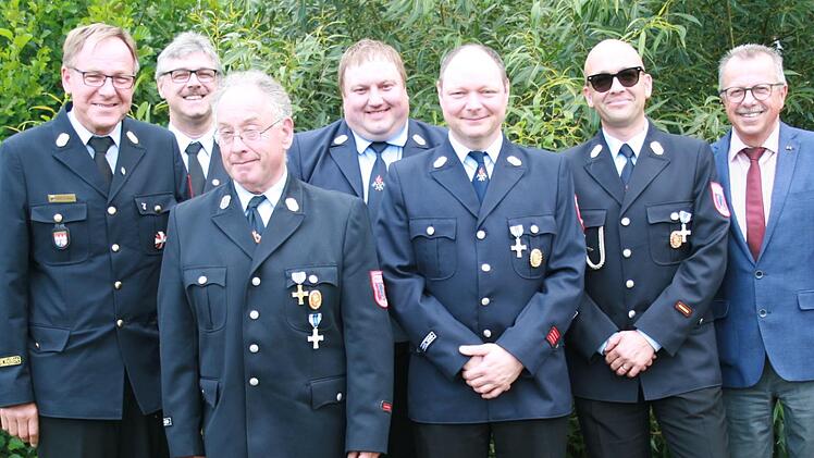 Stellvertretender Landrat Emil Müller (rechts), Kreisbrandrat Benno Metz (von links) und Kreisbrandinspektor Marco Brust gratulierten Helmut Emmert, Dirk Heinle, Sven Roth und Achim Kohlhepp. Gabriele Sell