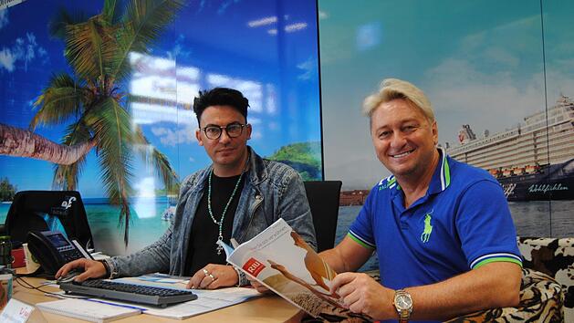 Matthias (links) und Hubert Fella 2017 in ihrem damaligen Reiseb&uuml;ro in Hammelburg. Archiv/Wolfgang D&uuml;nnebier