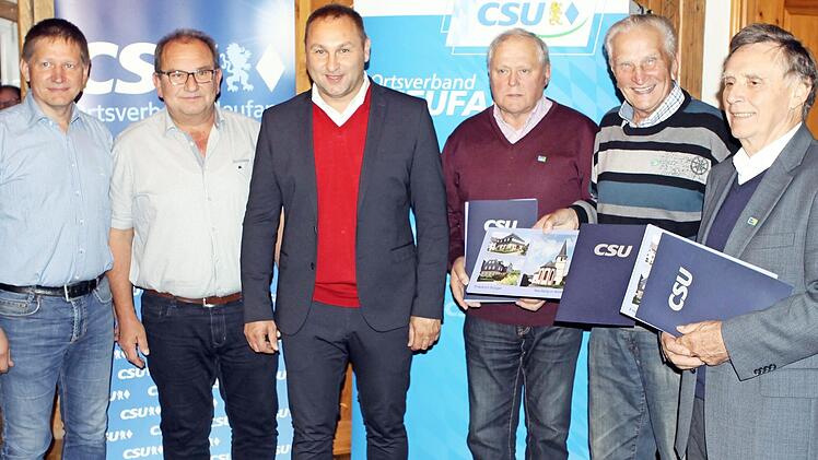 Die CSU Neufang ehrte mit (von links) Rudi Gareis, Franz Kotschenreuther und Lothar Angles drei langjährige Stützen der Partei. Mit im Bild (von links ) Vorsitzender Rudi Gareis, Zweiter Vorsitzender Thomas Reißig und Kreisvorsitzender Jürgen Baumgärtner.  Foto: Michael Wunder