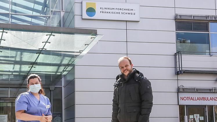 Oberärztin Katrin Wenz und Krankenpfleger Carl Göttler appellieren: Jeder kann die Mediziner im Kampf gegen das Virus unterstützen, indem er oder sie zuhause bleibt und Kontakte meidet. Foto Barbara Herbst