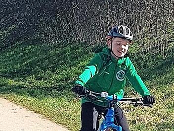 Auf dem Mountainbike, den Inlineskates oder auch zu Fu&szlig; absolvieren Sch&uuml;ler und Lehrer des Gymnasiums die Sportchallenge 2021.