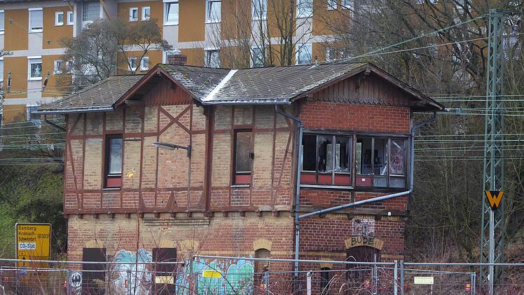 Das südliche Stellwerk "Cgs" am Güterbahnhof im Januar 2022, notdürftig mit einem Bauzaun gesichert. Foto: Jochen Berger