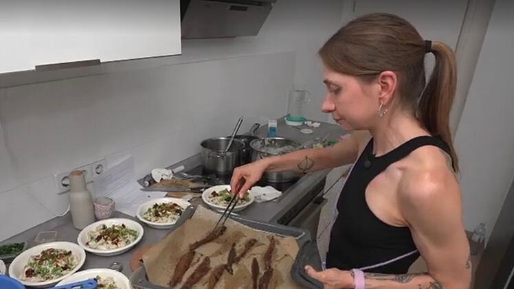 Marie krönt ihre Hauptgang-Pasta mit gegrillten Baby-Auberginen.