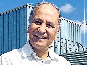 Dr. Sagar Singh, Chefarzt am Klinikum, h&auml;lt einen Vortrag zum Thema Gelenkarthrose.