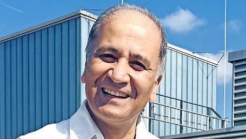 Dr. Sagar Singh, Chefarzt am Klinikum, h&auml;lt einen Vortrag zum Thema Gelenkarthrose.