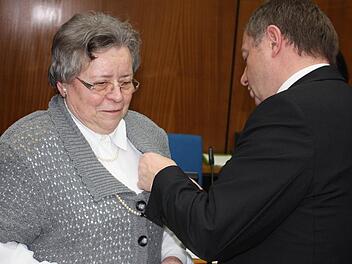 Leopoldine Wiesner hat sich Verdienste erworben. Landrat Bold heftete ihr am Donnerstagnachmittag die Bundesverdienstmedaille an.