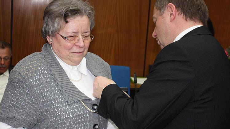 Leopoldine Wiesner hat sich Verdienste erworben. Landrat Bold heftete ihr am Donnerstagnachmittag die Bundesverdienstmedaille an.