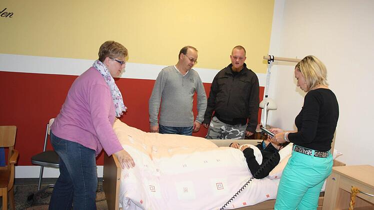 Schulleiterin Angelika Korsalke bringt Marian Bronder, Tobias Mauer, Diana Eichelberger (im Bett) und Ivonne Hüfner (von links) das große Abc der Altenpflege bei.  Foto: Edgar Bartl