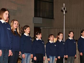 Chorleiterin Christine Stumpf dirigiert den Kinder- und Jugendchor von St.Elisabeth. Foto: Werner Vogel