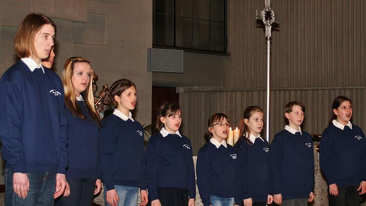 Chorleiterin Christine Stumpf dirigiert den Kinder- und Jugendchor von St.Elisabeth. Foto: Werner Vogel