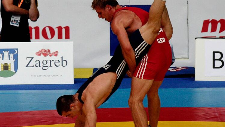 Der Lichtenfelser Hannes Wagner setzte im Halbfinale gegen den Türken Furkan Bayrak zum Ausheber an. Am Ende hog der deutsche Junioren-Meister aber sehr unglücklich wegen einer Verwarnung den Kürzeren. Foto: Jörg Richter