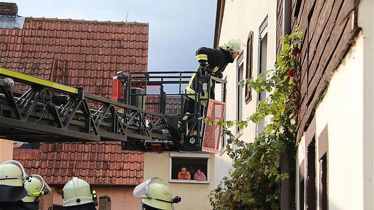 Mit viel Geschick gelang es, die Drehleiter in die richtige Position zu bringen.
