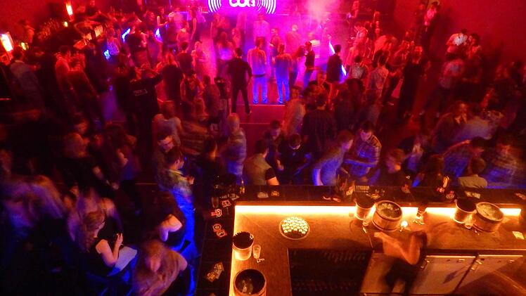 Am Wochenende war die große Opening-Feier der neuen Diskothek "Cue" in Höchstadt. In den neu renovierten Räumlichkeiten trafen sich viele Partyfans. Fotos: Mona Lisa Eigenfeld