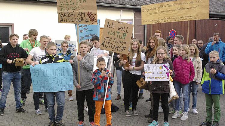 Bürger-Protest gegen das Gewerbegebiet. Auch viele Kinder und Jugendliche machten mit. Foto: Winfried Ehling