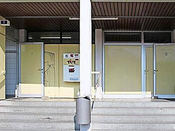 Noch nutzbar: Die öffentliche WC-Anlage an der Dreifachsporthalle am Coburger Anger. Aber wie lange noch?