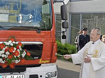 Pfarrer Benno Tietz segnete das neue Fahrzeug der Albertshäuzser Wehr.  Foto: Peter Rauch