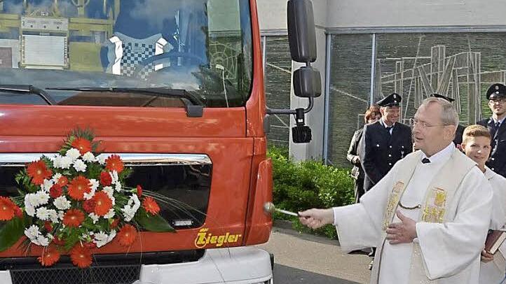 Pfarrer Benno Tietz segnete das neue Fahrzeug der Albertshäuzser Wehr.  Foto: Peter Rauch