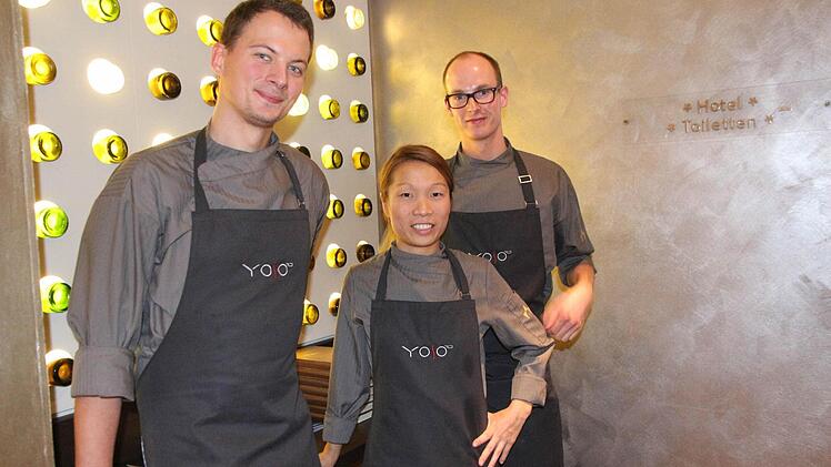 Sarah Henke mit Assistenten. SIe eröffnet demnächst das Restaurant Yoso in Andernach.