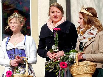 Prinzessinnen unter sich: Elisabeth Goger (Sand), Johanna Berninger (Abt-Degen-Weintal), Korbprinzessin Anna-Maria Schneider (von links). Fotos: Alfons Beuerlein