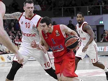 Nando De Colo, der sich hier gegen Daniel Theis (l.) durchsetzt, konnten die Bamberger in den bisherigen Duellen nicht stoppen. Mit 22, 27 und 19 Punkten war er dreimal bester Moskauer Werfer. Fotos: sportpress