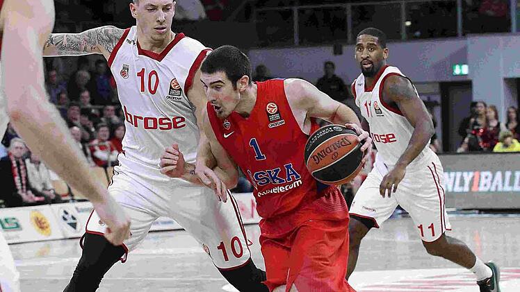Nando De Colo, der sich hier gegen Daniel Theis (l.) durchsetzt, konnten die Bamberger in den bisherigen Duellen nicht stoppen. Mit 22, 27 und 19 Punkten war er dreimal bester Moskauer Werfer. Fotos: sportpress