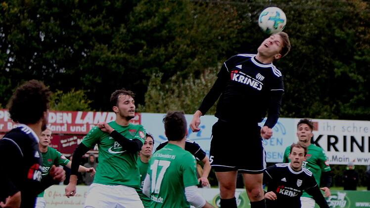 Etwas zu hoch ist  die Flanke für den Sander  Innenverteidiger  Manuel Müller im Gästestrafraum. Rechts Sebastian Wagner, neben Müller der Schweinfurter Steffen Schmidt (Nr. 17) und links der Sander Tevin McCullough