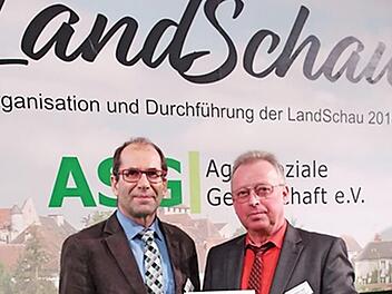 Helmut Taut (r.) mit Anton Hepple bei der Preisverleihung in Berlin Foto: Alexander Klau&szlig;/ALE