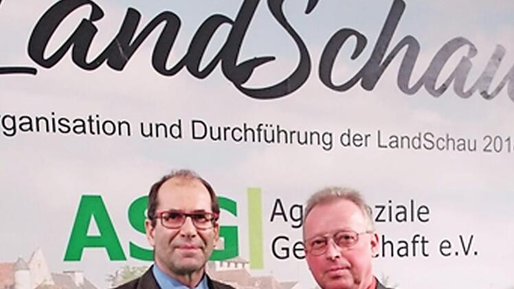 Helmut Taut (r.) mit Anton Hepple bei der Preisverleihung in Berlin Foto: Alexander Klau&szlig;/ALE