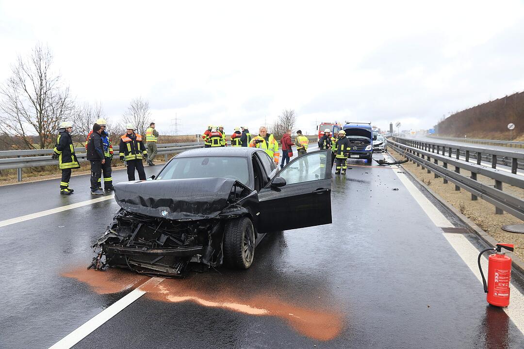 Bilder: Auto gegen Lkw geschleudert - Unfallserie auf der A70