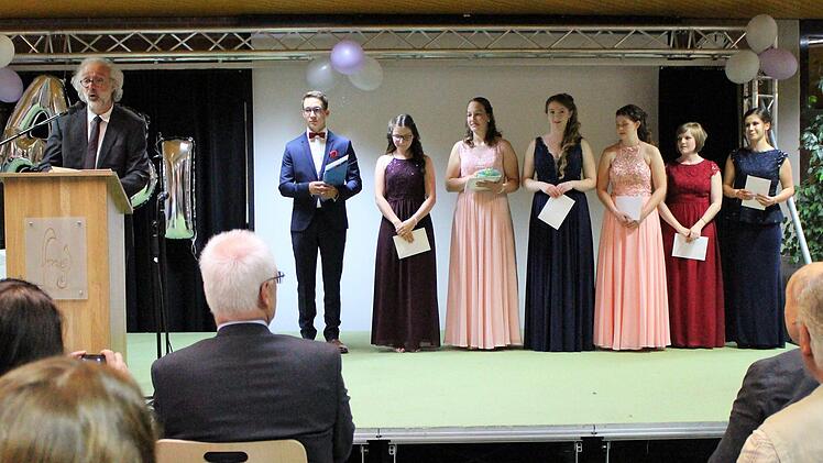 Dirk Hönerlage gratulierte den besten sieben Absolventen (von links): Samuel Nelkenstock, Emma Will, Franziska Gerlach, Isabelle Bub, Lena Wolf, Lea Raab und Meral Kara. Julia Raab