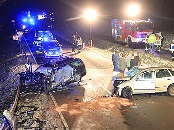 Zu einem schweren Unfall kam es am Donnerstagnachmittag auf der B470 bei Forchheim. Ein 89-Jähriger starb, eine junge Frau schwebte in Lebensgefahr. Foto: NEWS5 / Merzbach