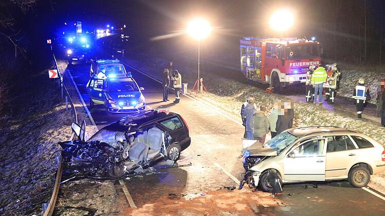 Zu einem schweren Unfall kam es am Donnerstagnachmittag auf der B470 bei Forchheim. Ein 89-Jähriger starb, eine junge Frau schwebte in Lebensgefahr. Foto: NEWS5 / Merzbach