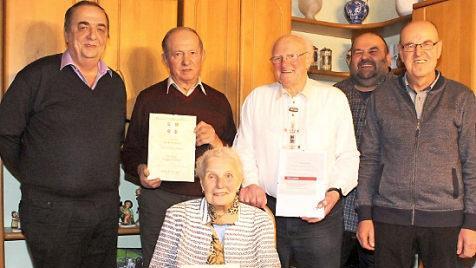 Ehrungen bei den Sängern: von links Reinhold Sterzer, Helmut Schnapp, Helene und Ottmar Groß, Roland Dietz und Martin Müller  Foto: privat