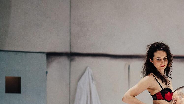 In der Neuinszenierung und im Bühnenbild von Alexander Müller-Elmau feiert die Oper "Carmen" von Georges Bizet" ihre Premiere am Landestheater Coburg.Foto: Sebastian Buff