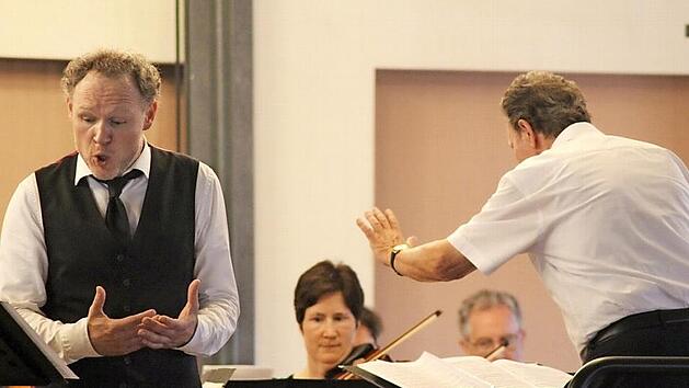 Der eine gibt alles, der andere wirkt eher beschwichtigend: Tenor Malte Müller und Dirigent Heinz Wilk arbeiteten auf ihre Weise an Georg Friedrich Händel. Foto: Markus Häggberg
