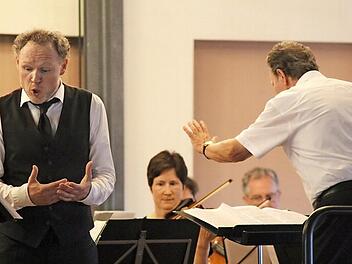 Der eine gibt alles, der andere wirkt eher beschwichtigend: Tenor Malte Müller und Dirigent Heinz Wilk arbeiteten auf ihre Weise an Georg Friedrich Händel. Foto: Markus Häggberg