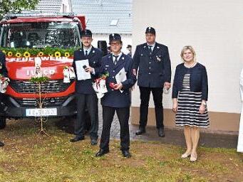Das neue Fahrzeug der Freiwilligen Feuerwehr Steinbach und die geehrten Mitglieder  Foto: Karl Heinz Wirth