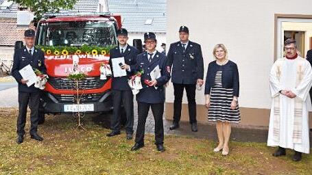 Das neue Fahrzeug der Freiwilligen Feuerwehr Steinbach und die geehrten Mitglieder  Foto: Karl Heinz Wirth