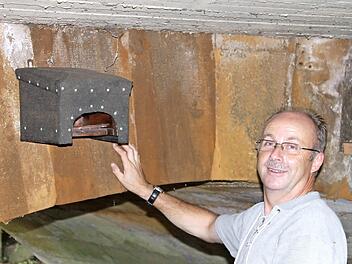 Reinold Bräutigam beim Anbringen eines selbstgebastelten Wasseramselkastens unter der Sandsteinbrücke in Horsdorf. Foto: Josef Schröder