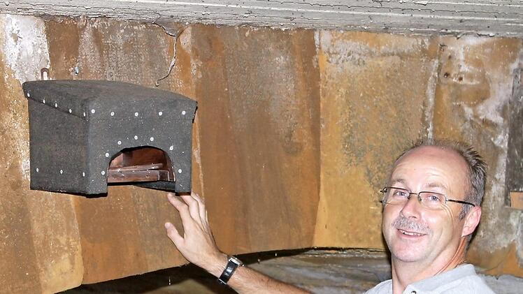 Reinold Bräutigam beim Anbringen eines selbstgebastelten Wasseramselkastens unter der Sandsteinbrücke in Horsdorf. Foto: Josef Schröder